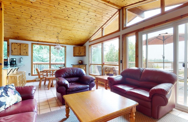 Waterfront Bliss at The Lookout: Serene & Spacious