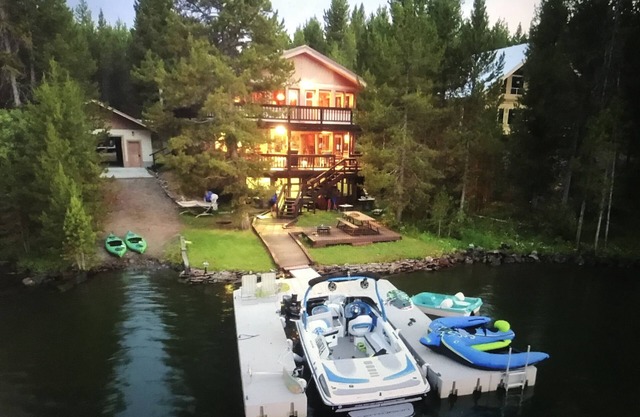 Waterfront Cabin With Beautiful View Of Mt. Sawtelle & close to Yellowstone Park