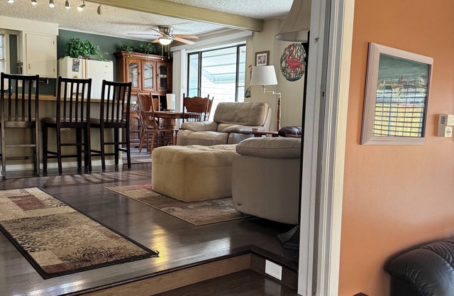 Waterfront Canal Cottage -Fisherman's Paradise w/25 ft dock
