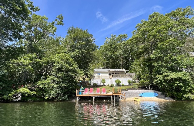 Waterfront Cape cottage with all the comforts of home.