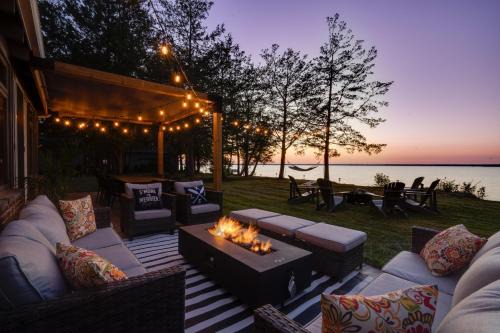 Waterfront Casa in wine County with SAUNA and HOT TUB