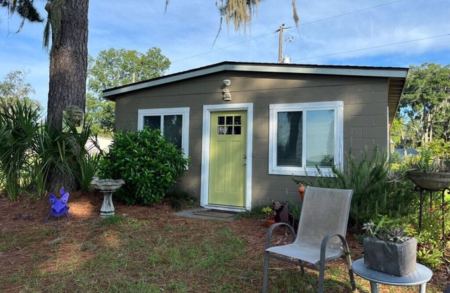 Waterfront coastal cottage charm in delightful Port Royal