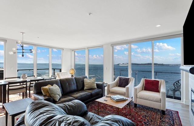 Waterfront condo w/city & mountain views!