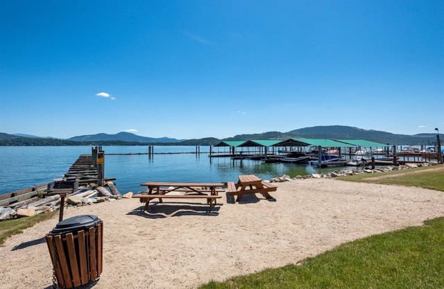 Waterfront condo w/dedicated boat slip, Tennis, Pool in Summer. Pet friendly!