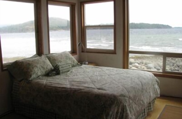 Waterfront Cottage Near Hollyhock