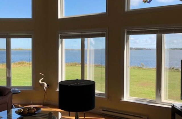 Waterfront cottage on beautiful Brackley Bay
