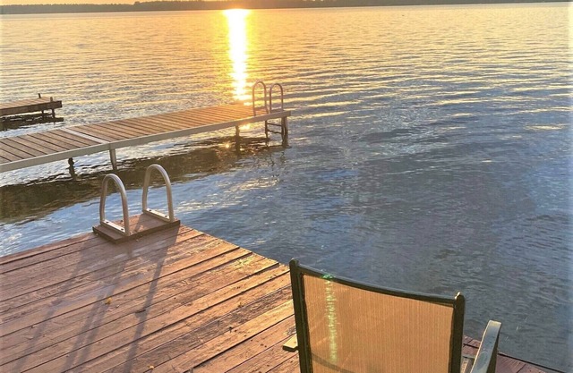Waterfront Cottage on Sturgeon Lake with AC & WIFI