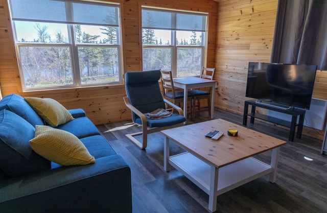 Waterfront cottage with private dock and Kayaks. 5 minutes to Lakeside Beach.