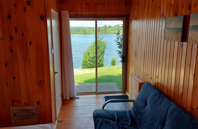 Waterfront Cottage 3bdrm/4bath - Private Beach, Dock, Large Deck Fire pit, BBQs