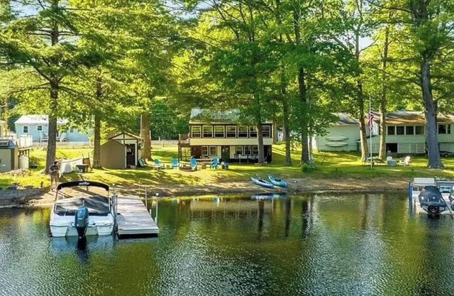 Waterfront cottage in protected cove. Private dock. Close to sand bar!