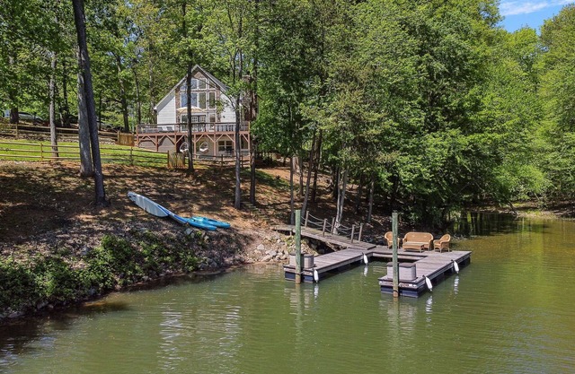 Waterfront Cottage Getaway - Private Dock/Fire pit/Kayaks/Paddleboards