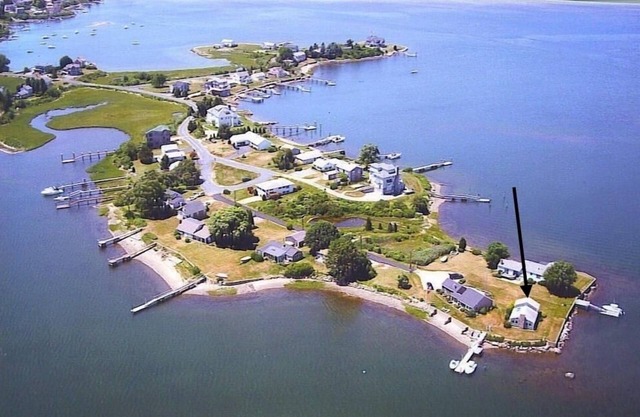 Waterfront Cottage on Salt Pond in the Heart of Narragansett