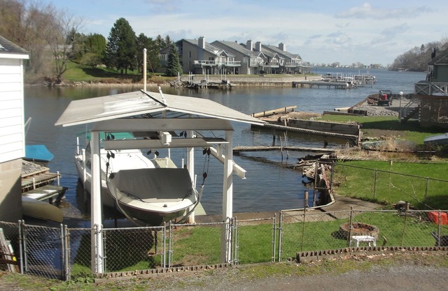 Waterfront cottage w dockage, Central A/C on Irondequoit Bay in Rochester NY
