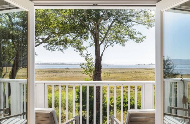 Waterfront Cottage With Outdoor Soaking Tub and Private Pier