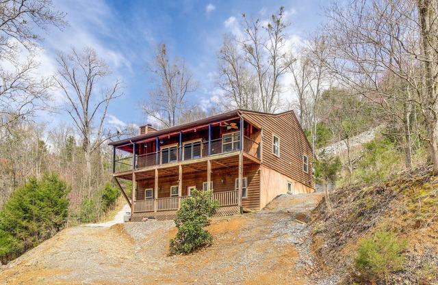 Waterfront Dandridge Cabin, 24 Mi to Pigeon Forge!