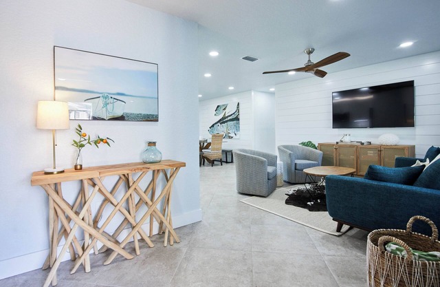 Waterfront+Dock l Commercial Ice Maker l 2 Kayaks