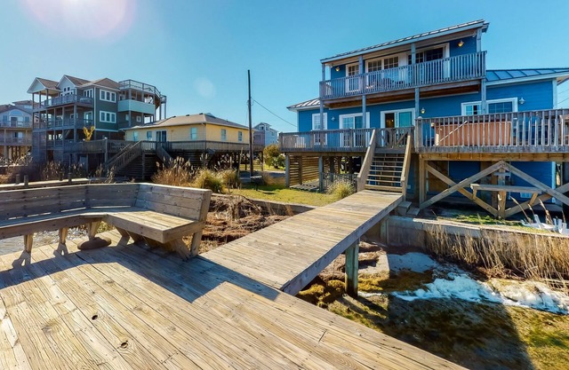Waterfront, dog-friendly house with pool, private hot tub, AC, W/D & kayak