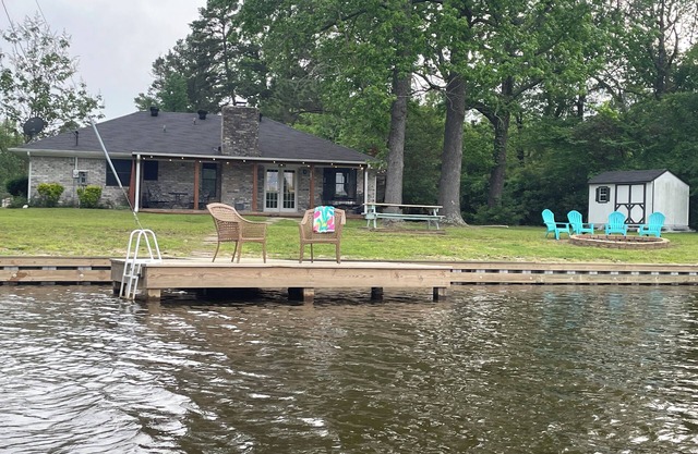 Waterfront Escape! Enjoy quiet, privacy & relaxation in this 3-bedroom retreat!