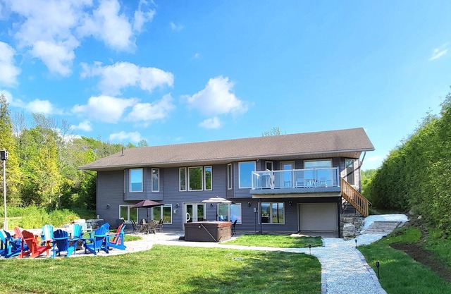 WATERFRONT executive home hot tub, firepit, kayaks, canoe,
