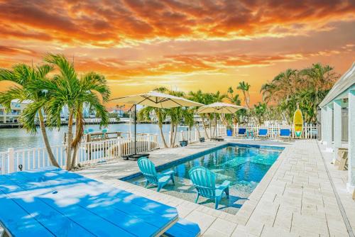 Waterfront Family Compound - Free Golf Cart, Paddleboards, Heated Pool, Golden Tee 2025 Arcade Game