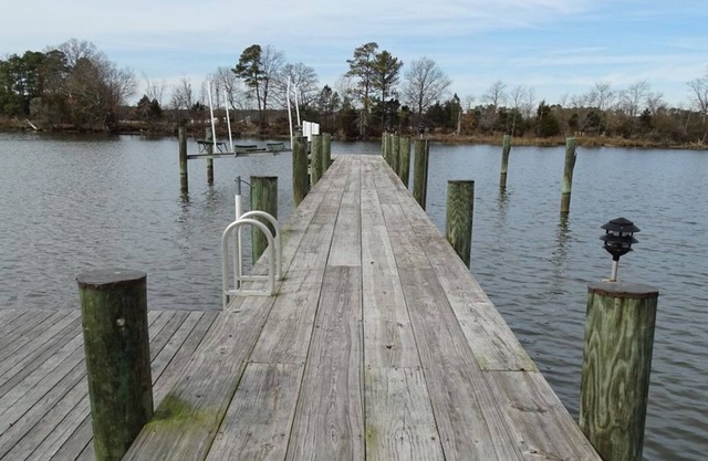 Waterfront Family Home, Pool, Poolhouse, Zip Line, Hot Tub, Trampoline.