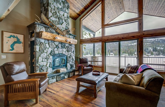 Waterfront Family Lake Lodge on the Sunny Side of Bottle Bay!