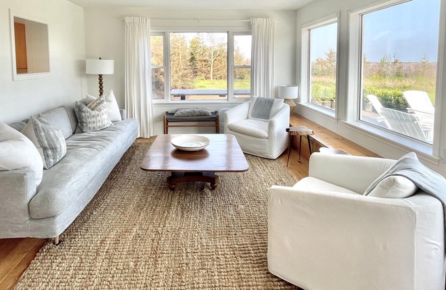Waterfront Farmhouse - Renovated June 30 2022