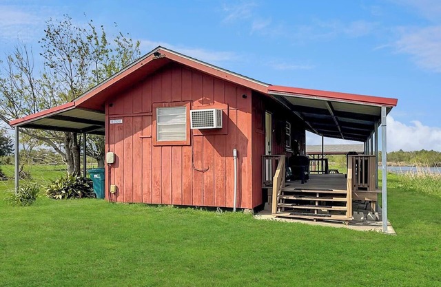 Waterfront | Fast WiFi | 35 Miles to Cameron LNG | Perfect for Plant Workers|Peaceful Bayou Cabin