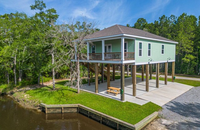 Waterfront getaway with your own private boat ramp!