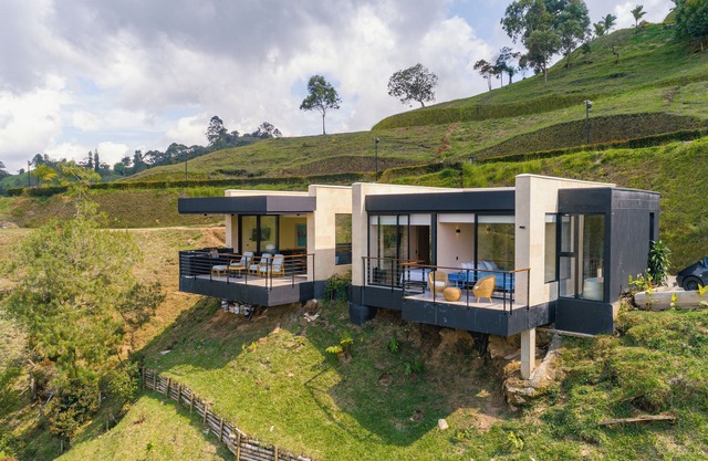 Waterfront Getaway with Jacuzzi & BBQ in Guatapé