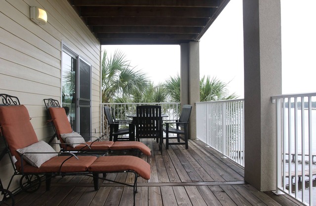 Waterfront - great fishing, peaceful & quiet, yet close to Tanger Outlets & OWA