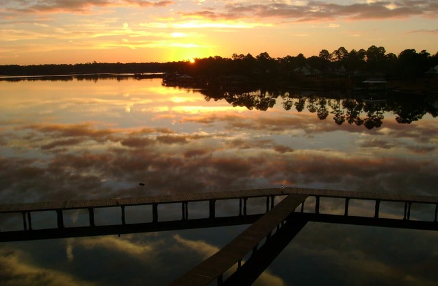 Waterfront - great fishing, peaceful & quiet, yet close to Tanger Outlets & OWA