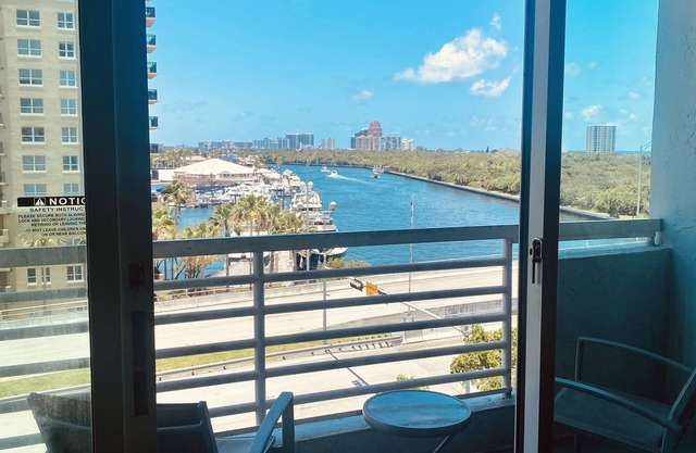 Waterfront Hilton Condo Hotel Directly on intercoastal Walk toBeach Restaurants