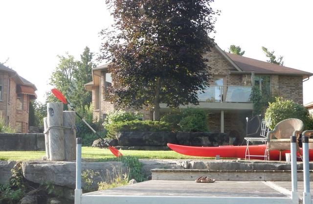 Waterfront home in Bobcaygeon. Easy walking distance to shopping ( Bigley’s),