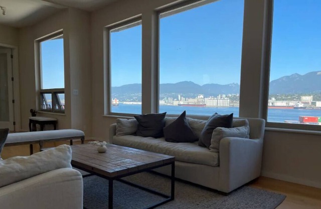 Waterfront home close to downtown