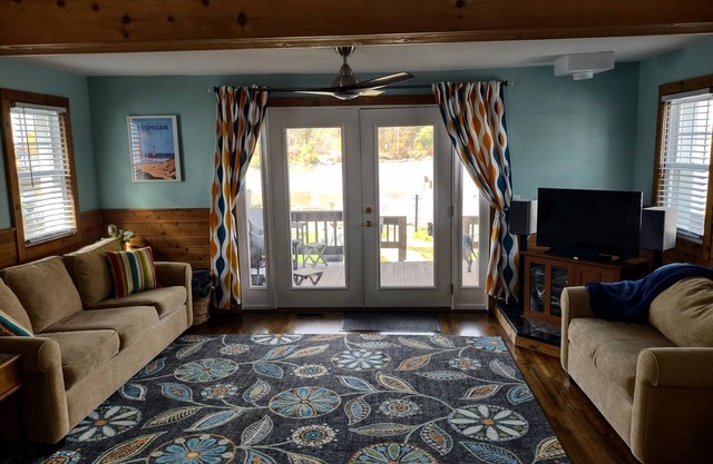 Waterfront home for 2! 2 decks, 2 kayaks,hottub, dock, grill, firepit, wifi, a/c
