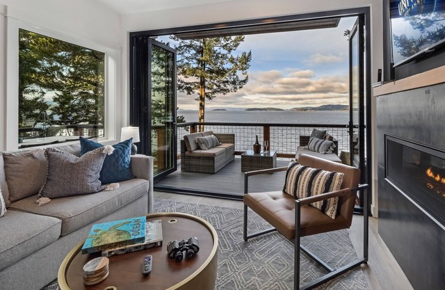 Waterfront Home! Hot Tub! (HOS)