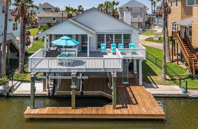 Waterfront Home! Kids/Pet Friendly! Kayaks/Bikes!