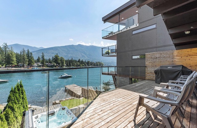 Waterfront Home on Cultus Lake w/Dock & Hot-tub!