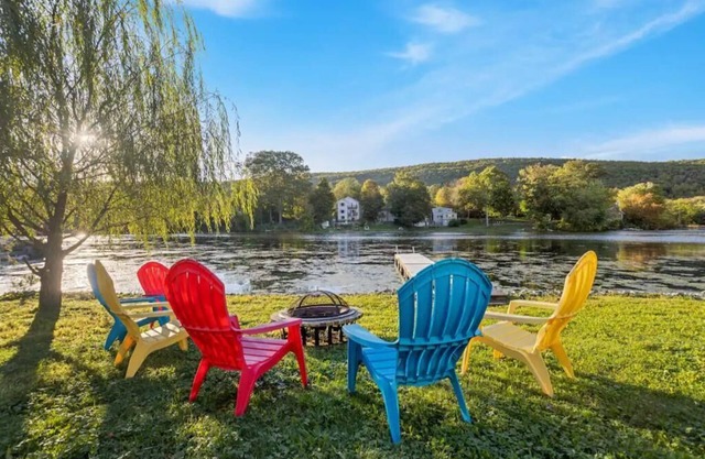 Waterfront Home with Hot Tub, Kayaks, and Fast Wifi