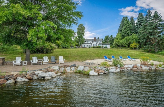 Waterfront Home w/big yard, Dock & A/C - Sleeps 20!