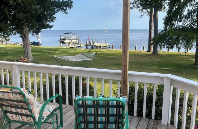 Waterfront home w/private 43 ft pier & GameRoom! fantastic views!