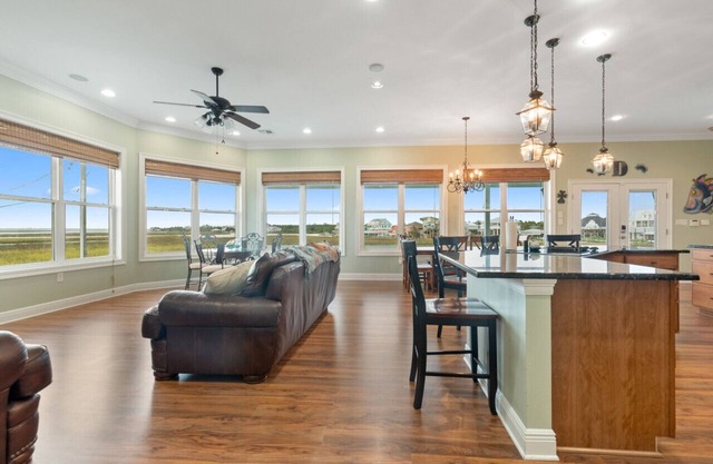 Waterfront home with dock, sleeps 10, 4bed/2bath