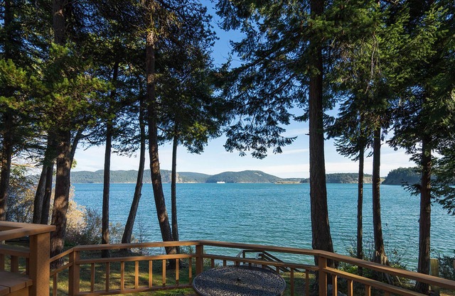 Waterfront home with beach access & great location for exploring north Island
