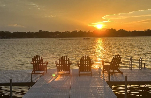 Waterfront home with private hot tub and pier on Lake Elizabeth!