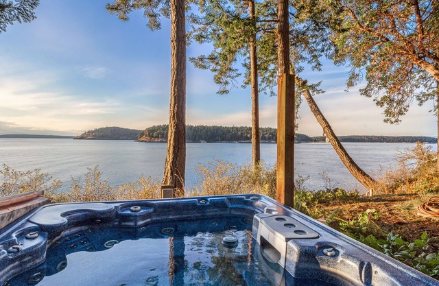 Waterfront! Hot Tub! Dog Friendly! (TSB)