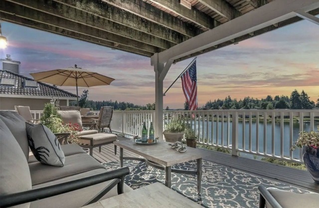 Waterfront House w/4 En-Suites and Private Beach