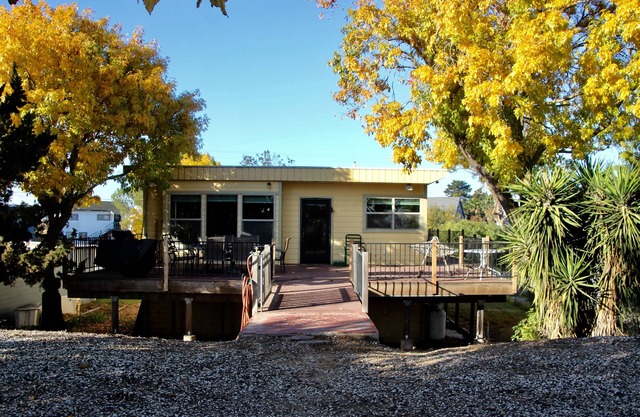 Waterfront house with large deck and dock. WiFi, No cable TV