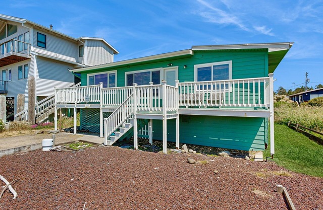 Waterfront house with ocean views & gorgeous sunsets - dog-friendly