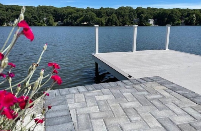 Waterfront Lake house near Gillette Stadium and central to Boston and Providence